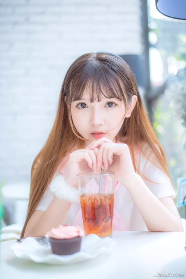 “那庞统真的如此厉害？”马谡疑惑的看向诸葛亮，庞统的名字他自然也听过，随着庞统出仕吕布，一些黑历史也渐渐被挖出来，那对于荆襄世家来说，并不是一件好事，当初庞统初出茅庐，欲见刘表，却因为长得太丑，连刘表的面都没有见到，恰逢吕玲绮在荆州横行，被蔡瑁所困，正是因为庞统相助，才得以脱困，然后不知怎么的，就跑去了西域，创下了不小的功业，而后在冀州时正式效忠吕布，助吕布推广均田，也是从那时候开始，荆州庞家，因为庞统的原因开始遭到排斥，声势大不如前，这两年更是销声匿迹。