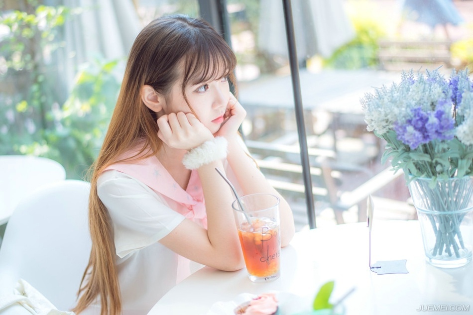 “此事你看着办，我不管，但别太过，小心过犹不及。”庞统摇了摇头，想到当初自己糊里糊涂的被贾诩拉到了吕布战车上，心里就不由得一阵腻歪。